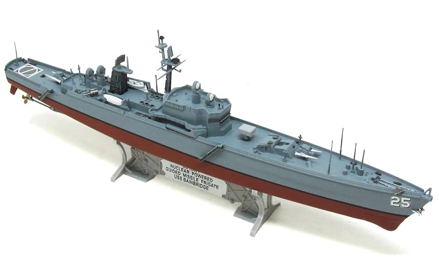 ドラゴン製USSイージス巡洋艦モービルベイ 完成品 アクリル製ケース付 プラ模型 ドラゴン製USSイージス巡洋艦モービルベイ 完成品 アクリル製
